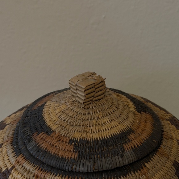 Handmade African Ukhamba Basket with Lid & Stand - Picture 4 of 10